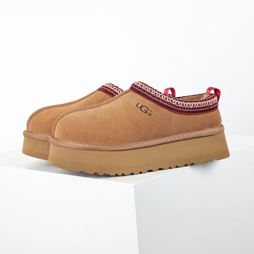 Pick up locally 💰460 The core recommendation is good price E4 UGG Tats series thick model Muller style toe-cap 5CM half slippers Ethnic style autumn and winter snow boots High-quality sheepskin fleece insulation and heat lock Made of TPU molded suede upper material Built-in artificial curly wool plush lining and 10mm UGGPURE™ implanted wool lining and removable UGGPURE™ implanted wool insole Lightweight, non-slip and comfortable rubber outsole with brand logo and trademark. Comes with complete packaging. Size: 35 36 37 38 39 40. It is recommended to choose one size larger.
